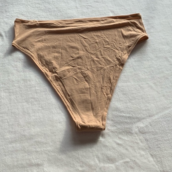 Skims Fits Everybody Cheeky Brief - Picture 8 of 8